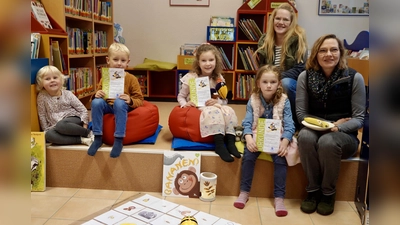 Über ein gelungenes Lesefest mit einer Menge Bananen freuen sich Anja Knaup (KiTa Pusteblume) und Stefanie Kübler zusammen mit den Vorschulkindern. (Foto: privat)