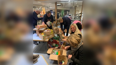 Die Mitglieder der Fraktion hatten Freude beim Packen der GlückLicht-Tüten.  (Foto: privat)