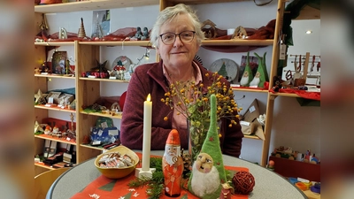 Weihnachtsartikel aus aller Welt bieten Annette Welling und das Team vom Weltladen in Bad Driburg in der Adventszeit an. (Foto: Hubert Meiners / privat)