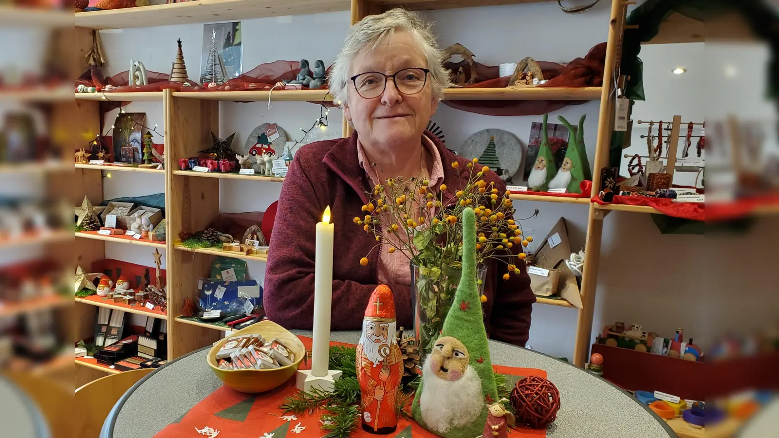 Weihnachtsartikel aus aller Welt bieten Annette Welling und das Team vom Weltladen in Bad Driburg in der Adventszeit an. (Foto: Hubert Meiners / privat)