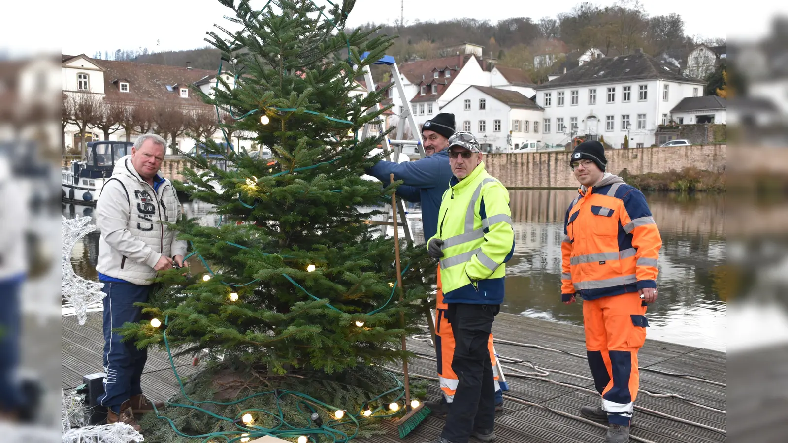 Beim Aufbau des Weihnachtsbaums packten mit an: Olaf Brückner (Vors. Werbegemeinschaft) und Sergeji Uschkow, Niclas Emmerit und Stephan Pidall (Bauhof).  (Foto: Barbara Siebrecht)