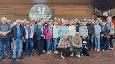 Die Teilnehmerinnen und Teilnehmer mit den bei der Führung verpflichtend zu tragenden Schutzhauben. (Foto: privat)