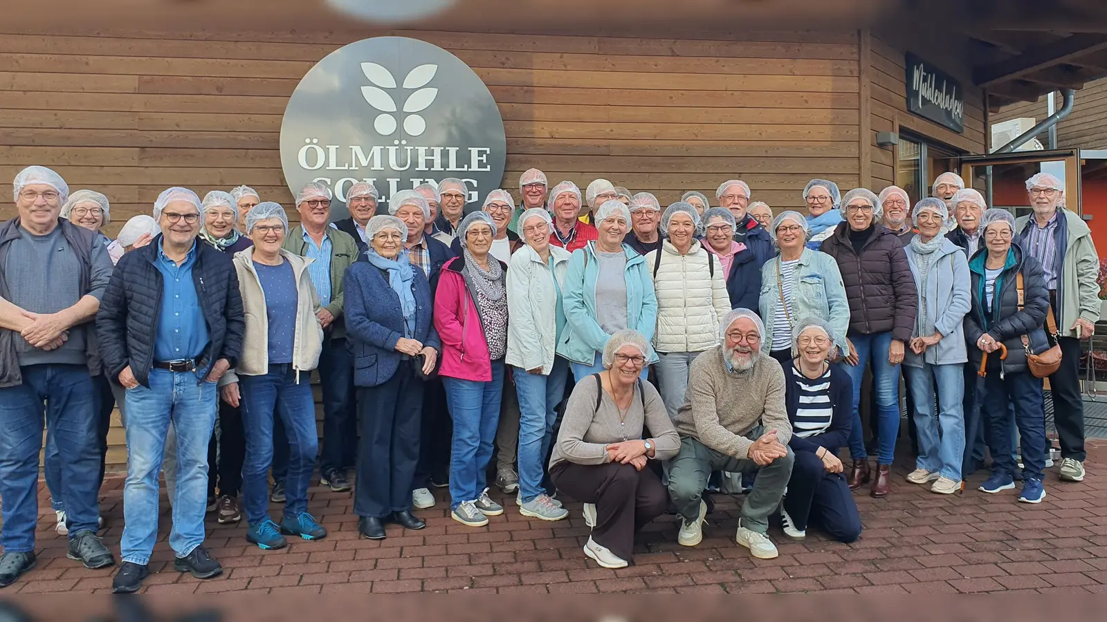 Die Teilnehmerinnen und Teilnehmer mit den bei der Führung verpflichtend zu tragenden Schutzhauben. (Foto: privat)