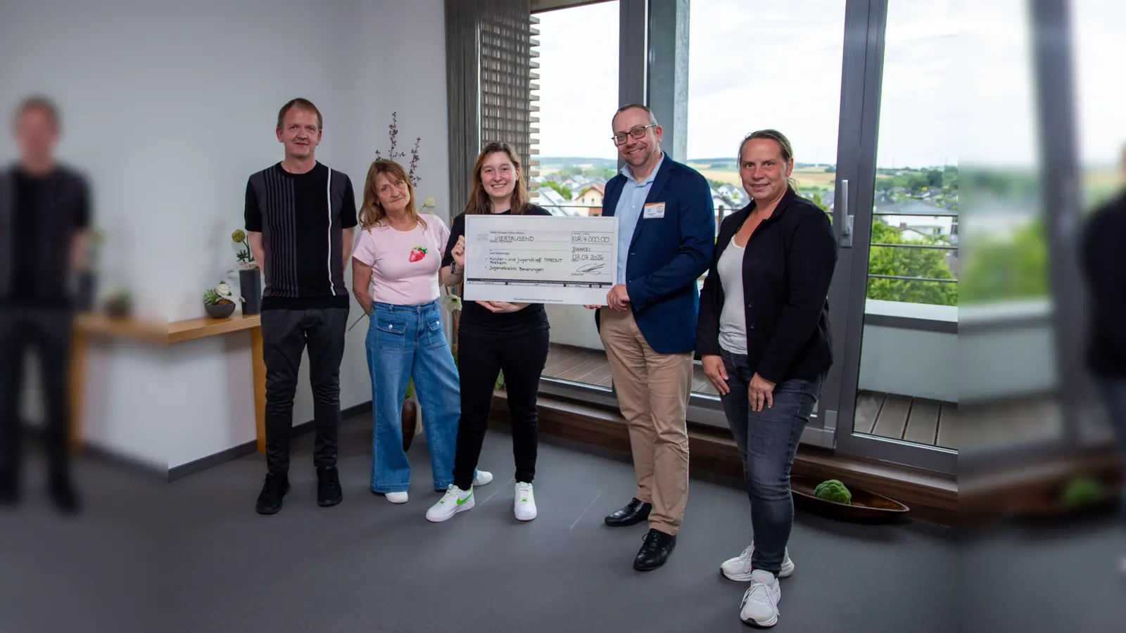 Die Mitarbeiter der KHWE spenden 4000 Euro für die Kinder- und Jugendarbeit im Kreis Höxter (von links): Stefan Radde (Betriebsrat KWE Service), Kerstin Scholle (Betriebsrat KWE Service), Katja Hemneuwöhner (Jugendbistro Beverungen), Timo Götz (Kaufmännischer Direktor KHWE) und Silvia Hesse (Mitarbeitervertretung Seniorenhaus und CPS). (Foto: KHWE)