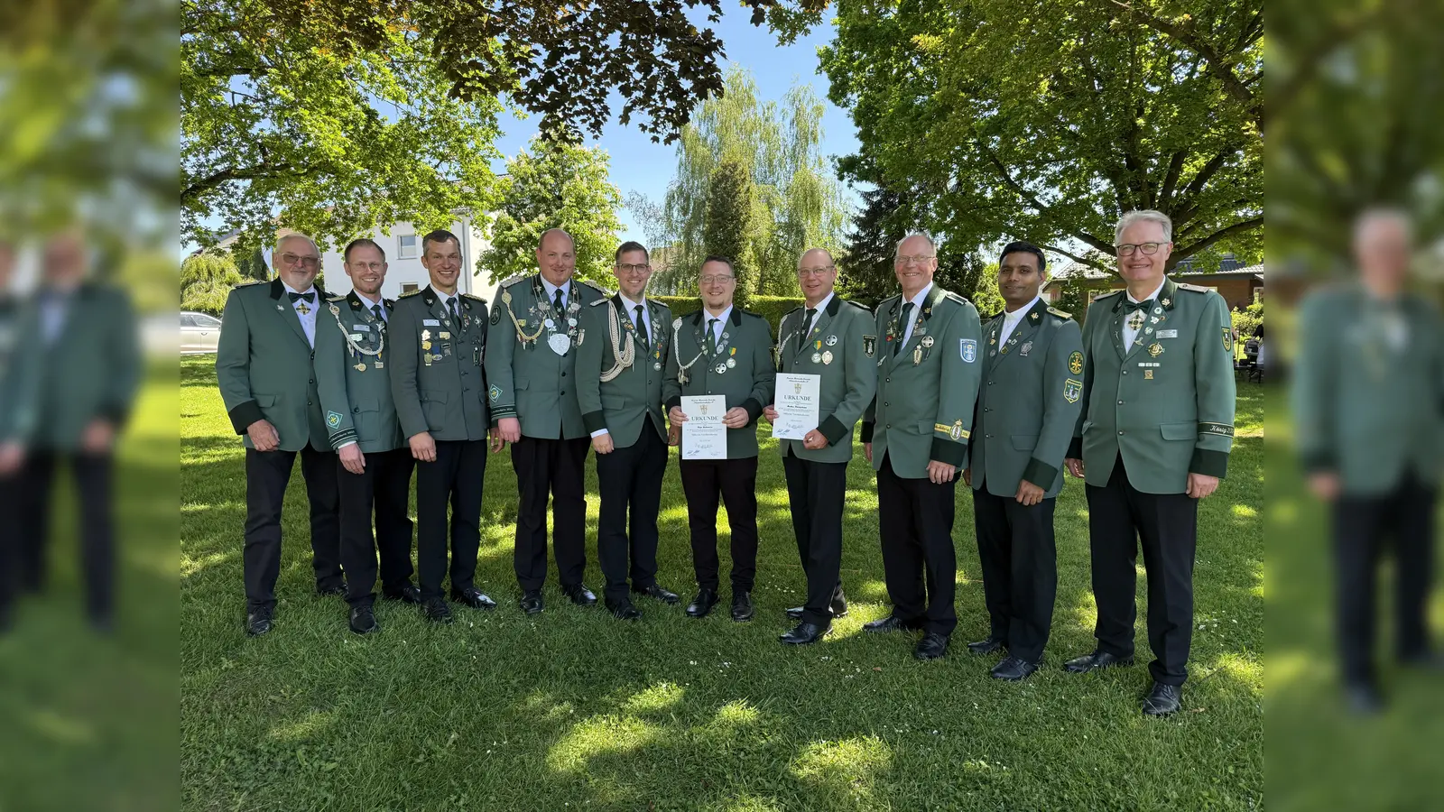 Markus Kleinjohann und Rene Reitemeier wurden beim Natinger Schützenfest mit dem Silbernen Verdienstkreuz ausgezeichnet. Auf dem Foto sind (v.l.) das Ehren-Bezirksvorstandsmitglied Johannes Kretzer, Bezirksgeschäftsführer Kevin Ide, Beisitzer und Brudermeister aus Natzungen Jörg Aufenanger, Bezirksjungschützenmeister und König aus Natzungen Christian Milleg, Oberst und Brudermeister Tobias Tewes, der ehemalige Kassierer Rene Reitemeier, Fahnenoffizier Markus Kleinjohann, der stellvertretende Bezirksbundesmeister Reinhard Pape, Präses Pastor John Paul Thaikkadan und der Bezirksbundesmeister Matthias Gockeln. (Foto: privat)