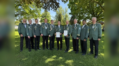 Markus Kleinjohann und Rene Reitemeier wurden beim Natinger Schützenfest mit dem Silbernen Verdienstkreuz ausgezeichnet. Auf dem Foto sind (v.l.) das Ehren-Bezirksvorstandsmitglied Johannes Kretzer, Bezirksgeschäftsführer Kevin Ide, Beisitzer und Brudermeister aus Natzungen Jörg Aufenanger, Bezirksjungschützenmeister und König aus Natzungen Christian Milleg, Oberst und Brudermeister Tobias Tewes, der ehemalige Kassierer Rene Reitemeier, Fahnenoffizier Markus Kleinjohann, der stellvertretende Bezirksbundesmeister Reinhard Pape, Präses Pastor John Paul Thaikkadan und der Bezirksbundesmeister Matthias Gockeln. (Foto: privat)