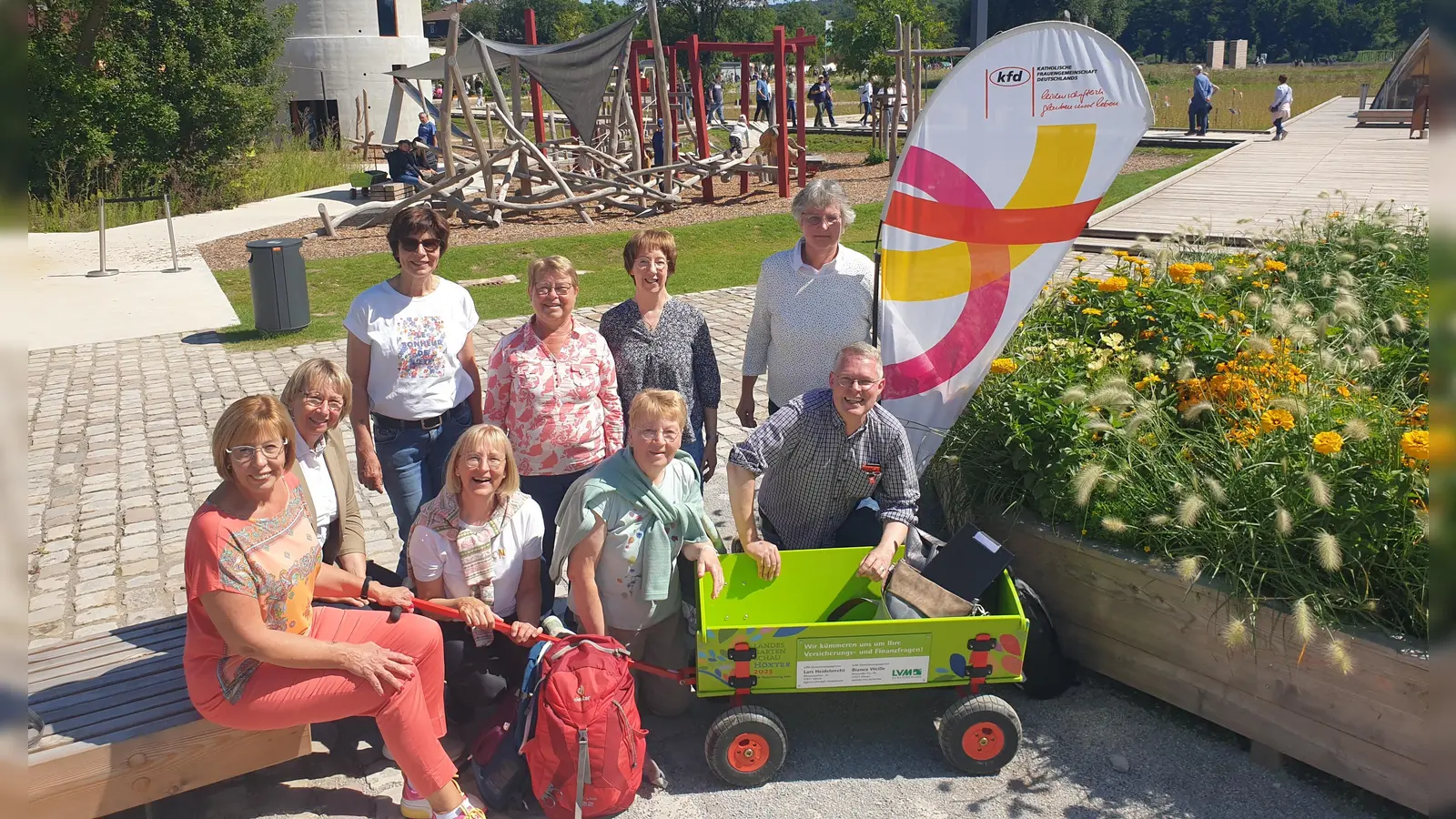 Auf den großen Frauentag freuen sich (hinten v.l.) Dorothee Brünger (Projektgruppe kfd-Frauentag), Helga Drost (Vorsitzende kfd Peter und Paul Höxter), Mechthild Wohter (Geistliche Begleiterin kfd-Diözesanverband), Maria Schleyer (Projektgruppe), (vorne v.l.) Gabriele Kaufhold (Projektgruppe), Sabine Huneke (Geistliche Begleiterin im kfd-Bezirk Wiedenbrück), Regina Brucksch (kfd-Öffentlichkeitsarbeit), Elisabeth Grashoff (Geistliche Begleiterin kfd Peter und Paul) und Diözesanpräses Roland Schmitz. (Foto: Thomas Huneke)