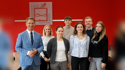 Landrat Michael Stickeln (links) und Ausbildungsleiterin Michaela Busche (Zweite von links) begrüßten die neuen dualen Studentinnen und Studenten im Kreishaus: Lisa Hein, David Dick, Celine Friesen, Mika-Ole Schröder und Katharina Middeke (von links). (Foto: Kreis Höxter)
