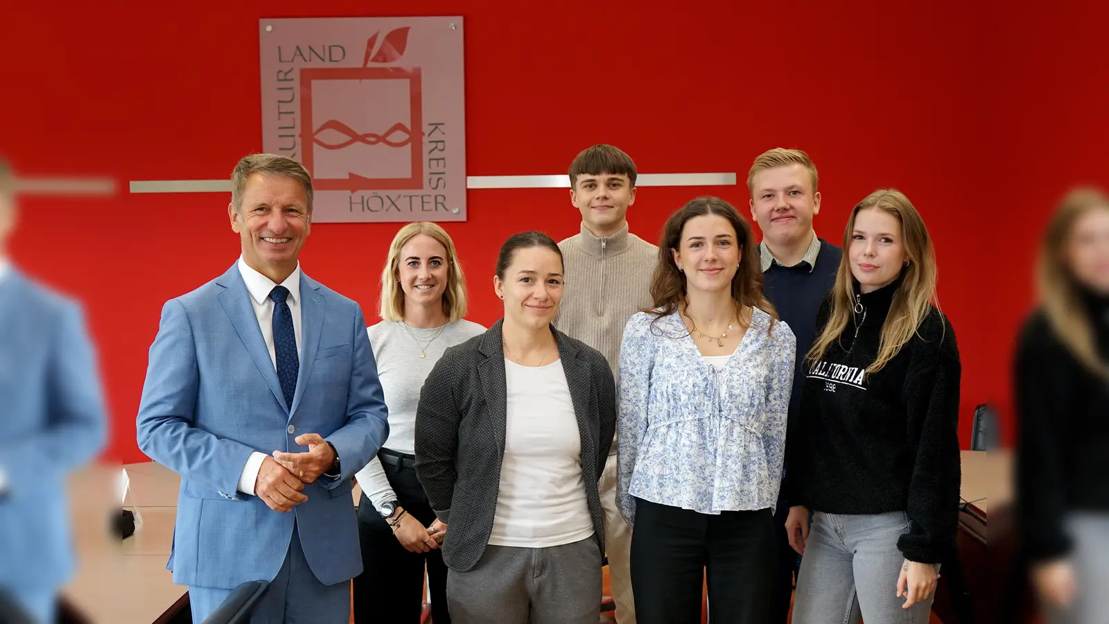 Landrat Michael Stickeln (links) und Ausbildungsleiterin Michaela Busche (Zweite von links) begrüßten die neuen dualen Studentinnen und Studenten im Kreishaus: Lisa Hein, David Dick, Celine Friesen, Mika-Ole Schröder und Katharina Middeke (von links). (Foto: Kreis Höxter)