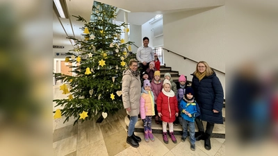 Für den Weihnachtsbaum im Foyer des Beverunger Rathauses rückten besonders begabte Schmücker an, (Foto: Stadt Beverungen)
