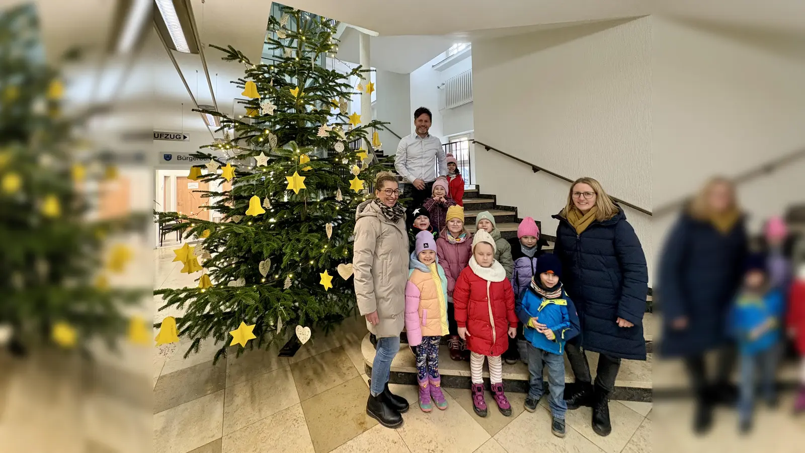 Für den Weihnachtsbaum im Foyer des Beverunger Rathauses rückten besonders begabte Schmücker an, (Foto: Stadt Beverungen)