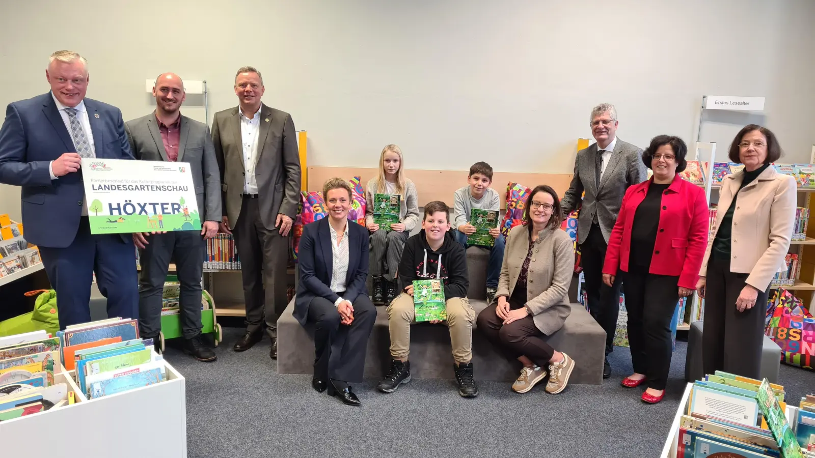 Förderbescheidübergabe: (v.l.) Daniel Hartmann, Jan Sommer, Matthias Goeken, Ina Brandes Chiara Bergmann, Felix Kornhoff, Luca Merkel, Anna Katharina Bölling, Christian Haase, Claudia Koch und Brigitte Labs-Ehlert.  (Foto: Peter Vössing )