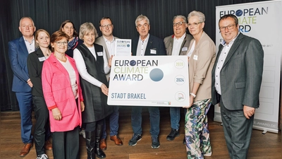 Preisverleihung in Düsseldorf: (v.l.n.r.) Reiner Tippkötter, Isabel Röber, Ursula Grewe, Verena Potthast, Ilga Schwidder, Alexander Kleinschmidt, Hermann Temme, Dirk Multhaupt, Jutta Robrecht und Oliver Krischer. (Foto: Jean-Marie Engel)
