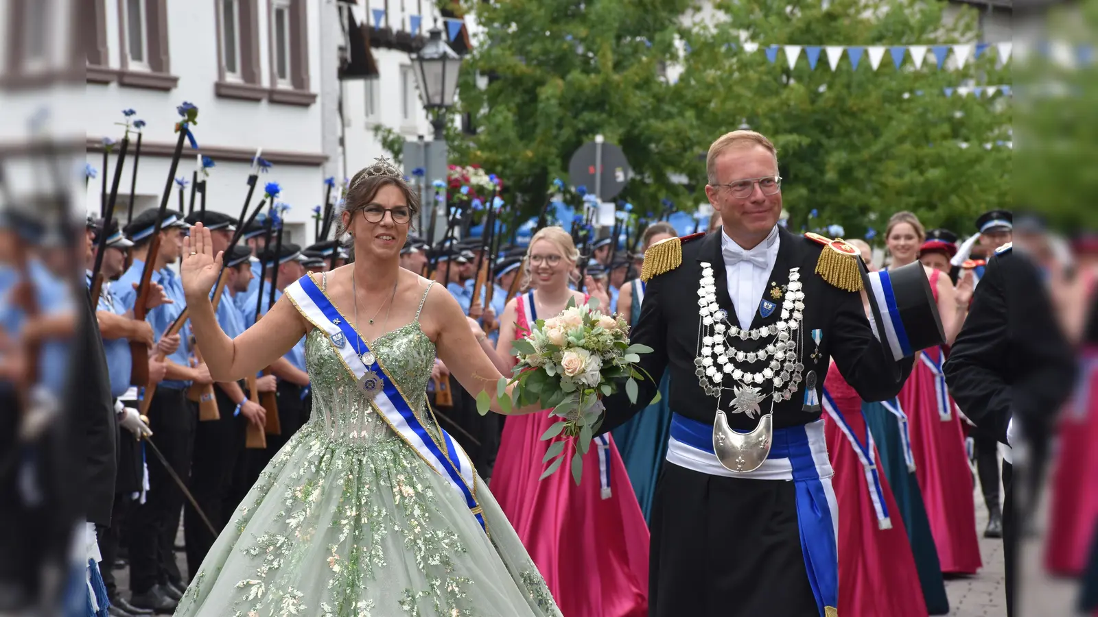 Schützenkönig Peter Riepe und Königin Karin Latzel schritten die Parade ab.  (Foto: Barbara Siebrecht)