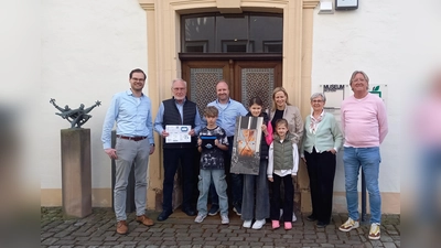 Die stolzen Gewinner des Traufgassen-Türen-Quiz (v.l.): Dr. Alexander Schwerdtfeger-Klaus, Werner Wieners, Hendrik Wieners, Frank Wieners, Charlotte Ahls, Denise Ahls, Annika Ahls, Mechthild Cramme und Hartmut Kleimann. (Foto: Stadt Warburg)