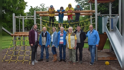 Engagement für den Spielplatz (v.l.): Dominik Stromberg, Paul Otto, Anika Vössing, Wilhelm Vössing, Helmut Hartmann, Bernd Hoga und Markus Watermeyer. Auf dem Bild fehlen Stefan Stromberg, Heiner Dewenter, Karl Heinz Stromberg und Norbert Koch. (Foto: Marc Otto)
