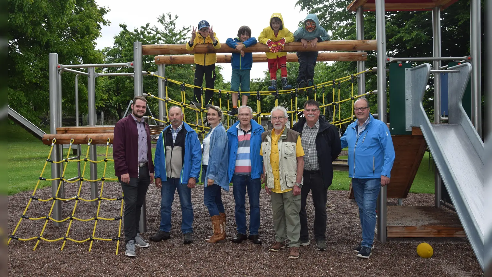 Engagement für den Spielplatz (v.l.): Dominik Stromberg, Paul Otto, Anika Vössing, Wilhelm Vössing, Helmut Hartmann, Bernd Hoga und Markus Watermeyer. Auf dem Bild fehlen Stefan Stromberg, Heiner Dewenter, Karl Heinz Stromberg und Norbert Koch. (Foto: Marc Otto)