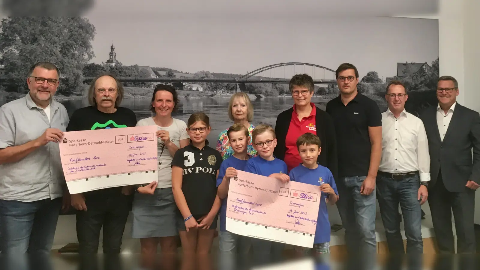 Spendenübergabe: (v.l.) Klaus Oppermann, Volker Faltin, Heike Meyer, Pia Schmidtken, Paul Siewers, Angelika Faltin, Fritz Schiller, Birgit Riepe-Dewender, Julius Schulz, Christian Schulz, Andreas Siewers und Stefan Thater. (Foto: Faltin )