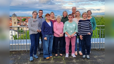 V.l.: Huberta Schreier, Uwe Scholle, Monika Porrmann, Sabrina Rengel, Ingeborg Dübert, Elisabeth Ewertz, Helga Berendes, Diethard Holzmüller, Kathrin Riepen-Winkelhahn sowie die Kursleiterinnen Monika Gertel-Schulz und Ulrike Menn. (Foto: privat)