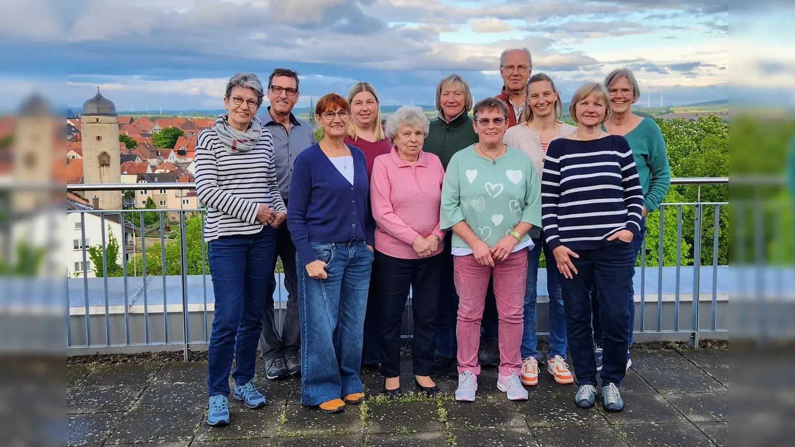 V.l.: Huberta Schreier, Uwe Scholle, Monika Porrmann, Sabrina Rengel, Ingeborg Dübert, Elisabeth Ewertz, Helga Berendes, Diethard Holzmüller, Kathrin Riepen-Winkelhahn sowie die Kursleiterinnen Monika Gertel-Schulz und Ulrike Menn. (Foto: privat)