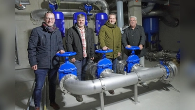 Ab Juli soll die Enthärtungsanlage in Betrieb gehen, (v.l.) Bürgermeister Alexander Kleinschmidt, Christof Münstermann und Dominik Schlenhardt (Stadt Brakel) sowie Raimund Giefers (Vorsitzender des Betriebsausschusses). (Foto: Stadt Brakel)