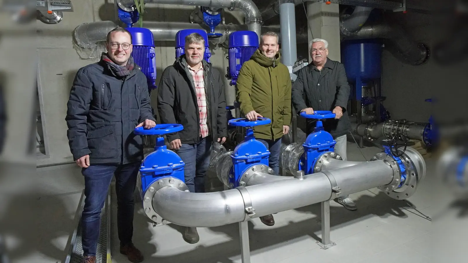 Ab Juli soll die Enthärtungsanlage in Betrieb gehen, (v.l.) Bürgermeister Alexander Kleinschmidt, Christof Münstermann und Dominik Schlenhardt (Stadt Brakel) sowie Raimund Giefers (Vorsitzender des Betriebsausschusses). (Foto: Stadt Brakel)