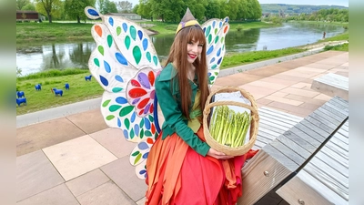 Edles Stangengemüse und süße Früchtchen: Elfe Holli lädt zum Schlendern und Schlemmen bei der zweiten Spargel- und Erdbeermeile am Höxteraner Weserufer. (Foto: Huxarium Gartenpark Höxter gGmbH)