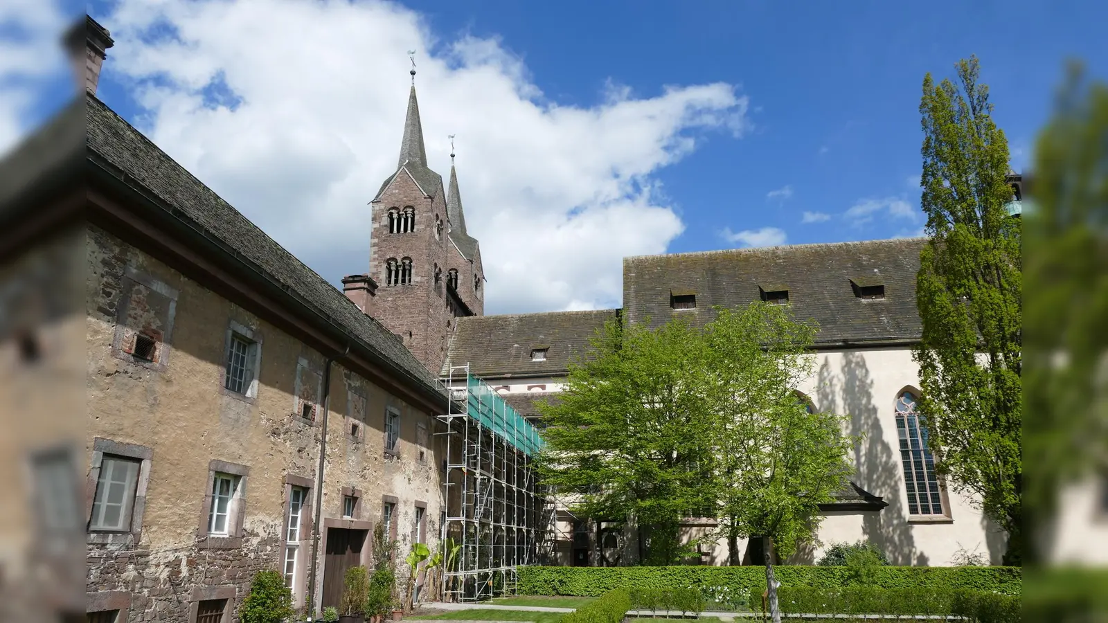 Vom Remtergarten aus sind die Gerüste vor dem Domänengebäude zu sehen. (Foto: Kirchengemeinde Corvey)