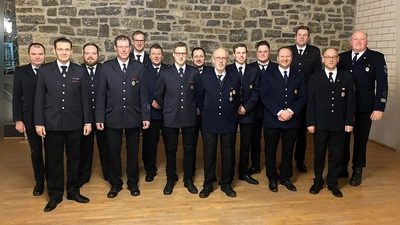 Geehrte und Beförderte: (v.l.) Martin Kiene, Stadtbrandinspektor und kommissarischer Leiter der Freiwilligen Feuerwehr Stadt Beverungen Sebastian Ewen, Andreas Behler, Löschgruppenführer Ewald Güthoff, Marian Redlich, Sven Müller, Lennard Güthoff, Benjamin Sievers, Hubert Kemper, Janek Güthoff, Michael Menze, Tobias Saggel, Markus Schlick, Kersten Foitzik und Stefan Reitemeier. (Foto: Löschgruppe Tietelsen)