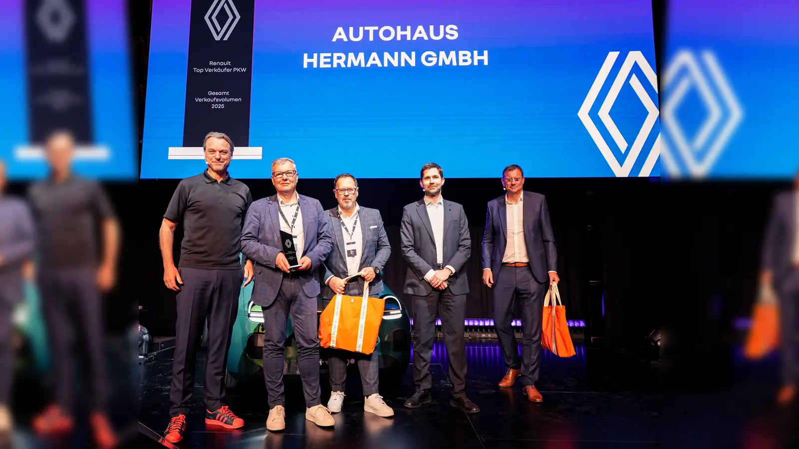 V.l.: Laurens van den Acker (Chefdesigner Renault Group), Michael Zimbal (Geschäftsführer Hermann GmbH), Uwe Altmann (Vertriebsleiter Renault/Dacia Hermann GmbH), Florian Kraft (Vorstandsvorsitzender Renault Deutschland AG) und Haico van der Luyt (Direktor Vertrieb Renault Deutschland AG). (Foto: privat)