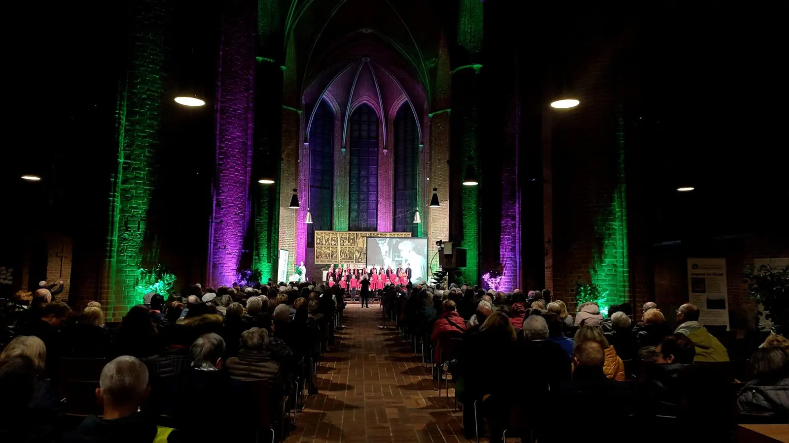 Die festlich beleuchtete Marktkirche mit einer riesigen Leinwand. Für die eindrucksvolle Technik sorgte einmal mehr der Uslar Markus Thiel. (Foto: privat)