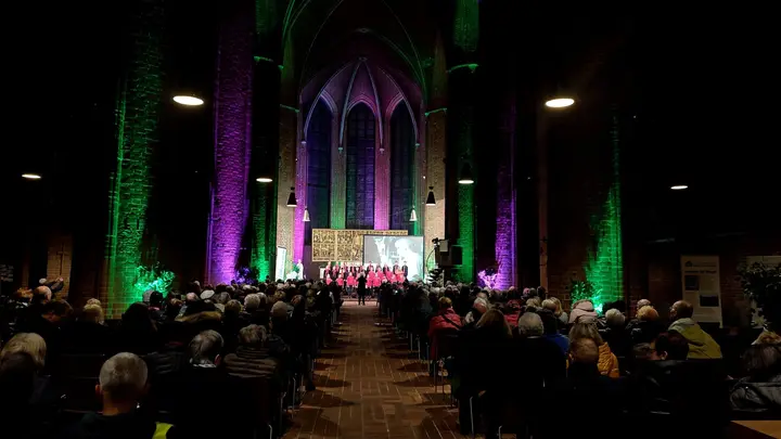 Die festlich beleuchtete Marktkirche mit einer riesigen Leinwand. Für die eindrucksvolle Technik sorgte einmal mehr der Uslar Markus Thiel. (Foto: privat)