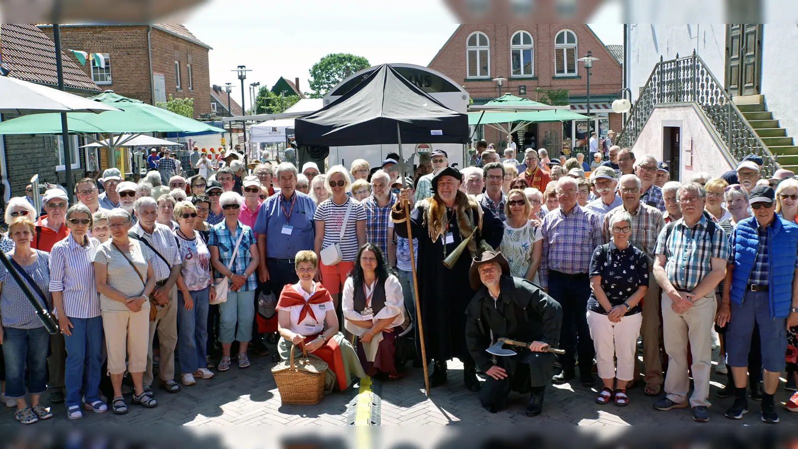 Rund 100 Brakelerinnen und Brakeler nahmen an der Fahrt der Stadt Brakel zum 40. Westfälischen Hansetag nach Fürstenau teil. Bürgermeister Hermann Temme (2. Reihe, Mitte) freut sich über das große Interesse der heimischen Bevölkerung an den Aktionen rund um die Westfälische Hanse. (Foto: Stadt Brakel)