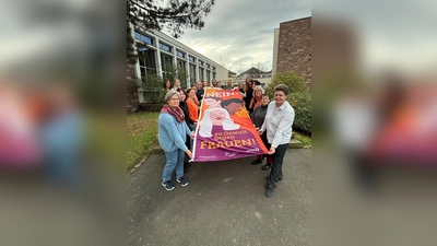 „Nein zu Gewalt gegen Frauen“ – diese Flagge weht nun auf dem Gelände des Kreishauses an der Wilhelmshöher Allee in Kassel.  (Foto: Landkreis Kassel)