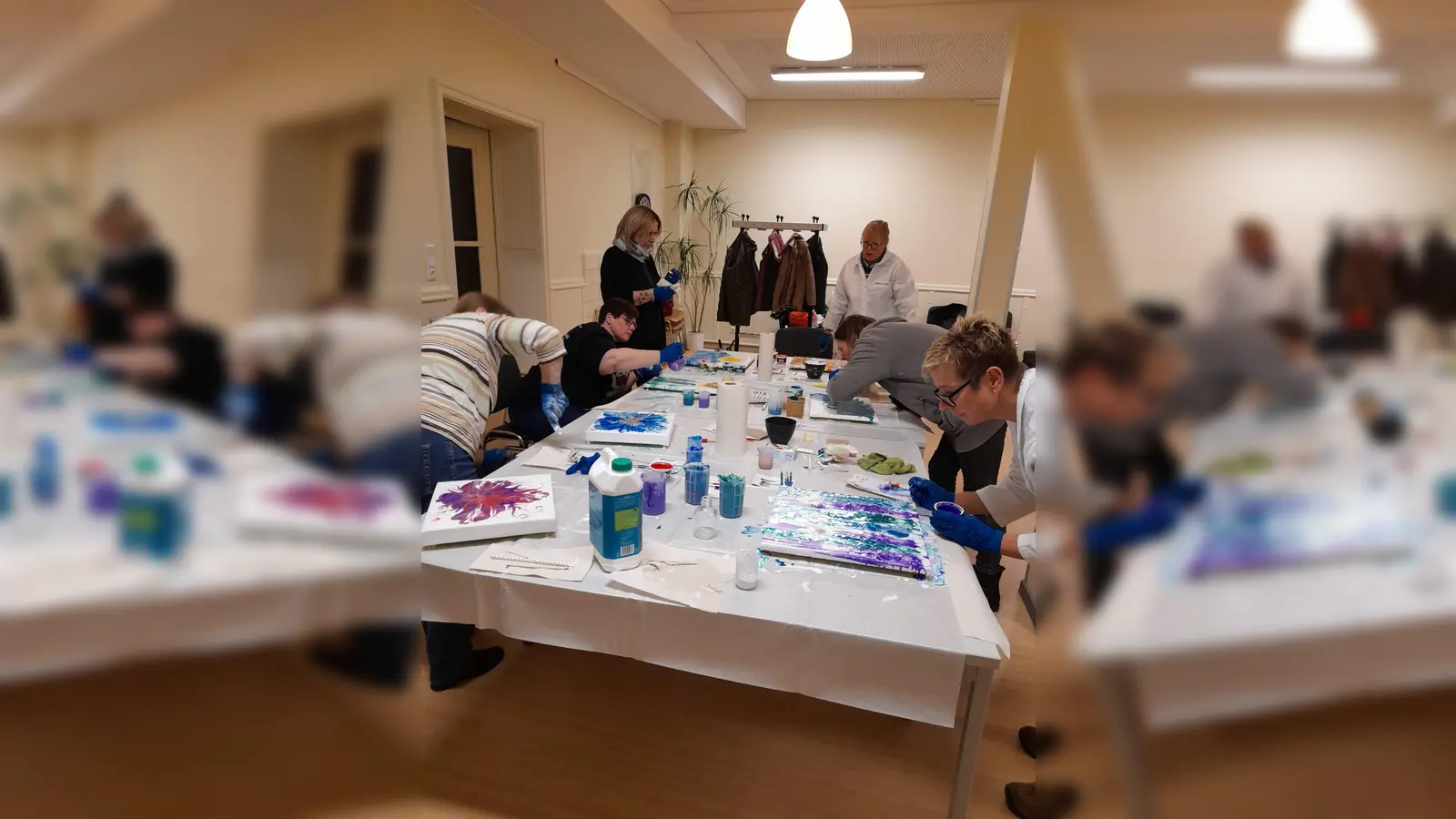 Kreative Auszeit für Ehrenamtliche des Senioren- und Pflegestützpunktes mit Acrylpouring. (Foto: Ulrike Brinkies)