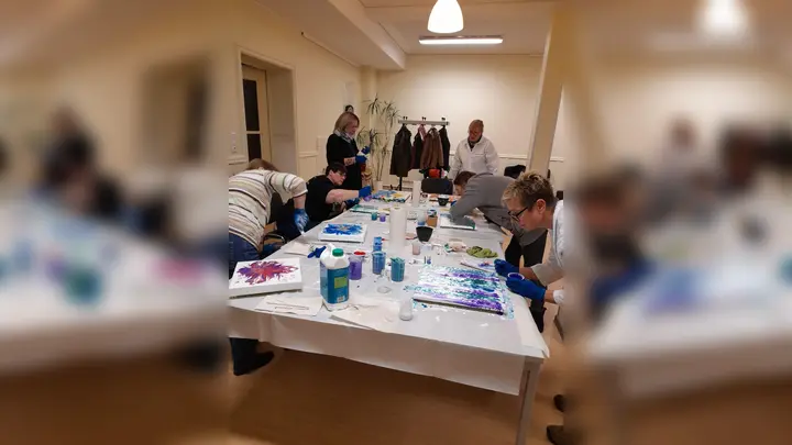 Kreative Auszeit für Ehrenamtliche des Senioren- und Pflegestützpunktes mit Acrylpouring. (Foto: Ulrike Brinkies)