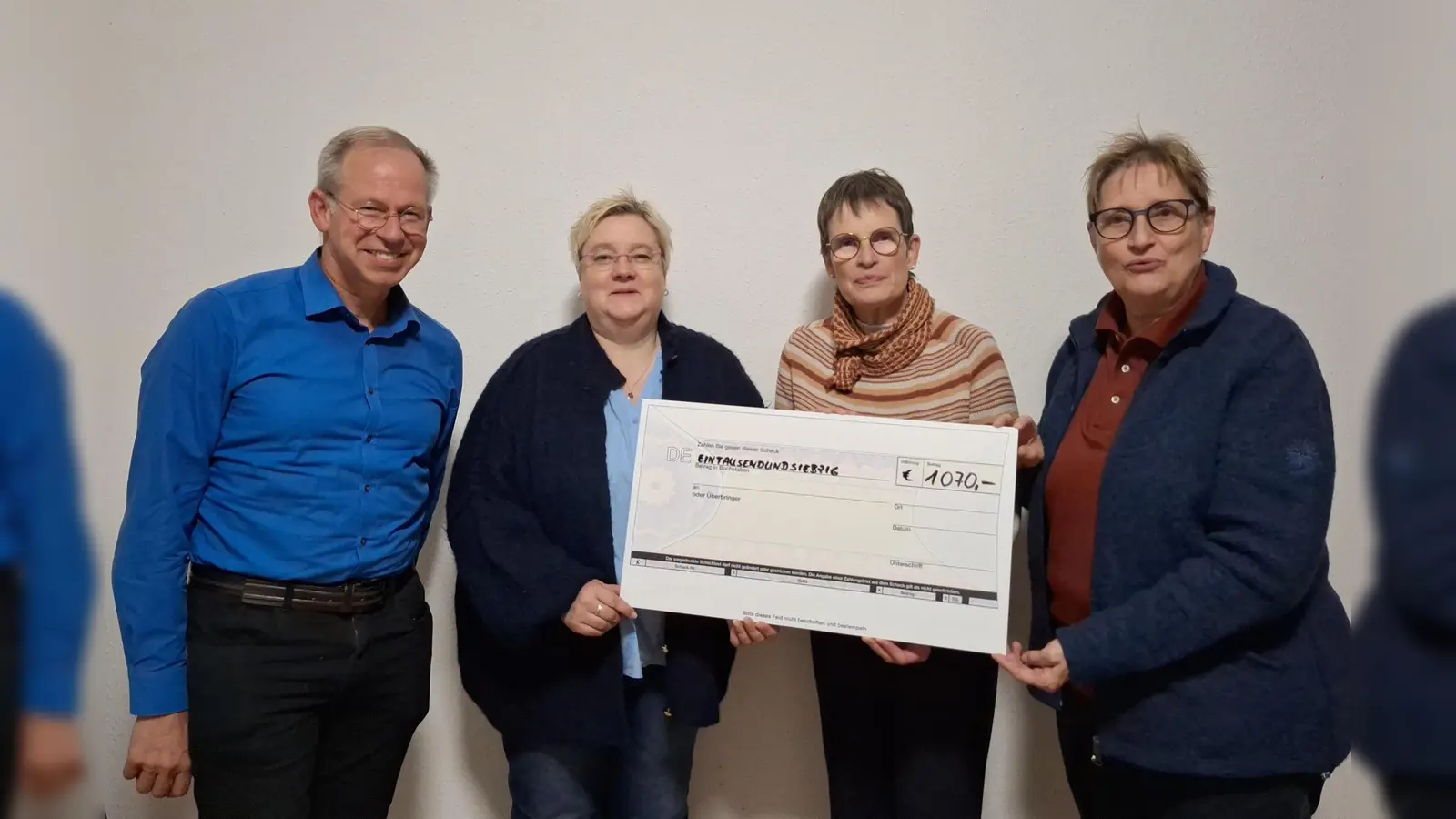 Christoph Johlen und Stefanie Tegethoff (Kirchenchor Hembsen) überreichen symbolisch einen Spendenscheck an Gabriele Elbracht- Hülseweh und Gabi Weber von Tischlein- deck-dich. (Foto: privat)