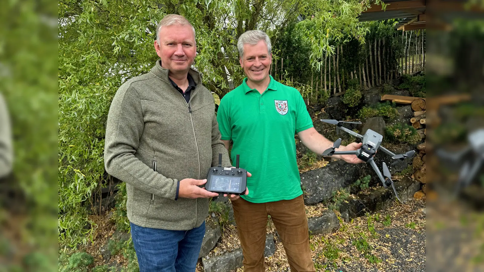 Im Einsatz für den Tierschutz: Drohnenbeauftragter Matthias Meyer (l.) und der Vorsitzende<br>des Hegerings Nieheim (re.) mit einer ihrer Profi-Drohnen mit dem hochauflösenden 4K-<br>Bildschirm. (Foto: M. Schäfer/Stadt Nieheim)
