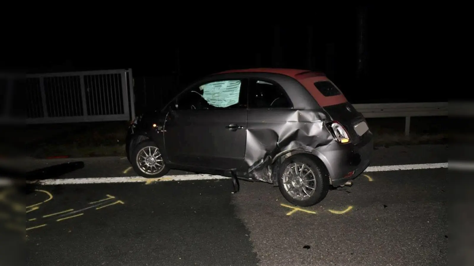 Pkw Fiat nach Zusammenstoß mit Motorrad. (Foto: Polizei Höxter)