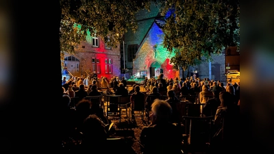 Stimmungsvolle Atmosphäre auf dem Brüderkirchhof. (Foto: Museum der Menschheit)