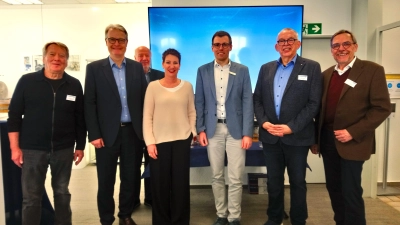 Spendenübergabe an den Förderverein Glasmuseum Bad Driburg e.V. (v.l.): Heiner Dürsterhaus, Matthias Gockeln, Michael Gäde, Heike Rüther-Tietze, Thomas Groppe, Josef Reckers und Friedhelm Macke. (Foto: Doris Dietrich)