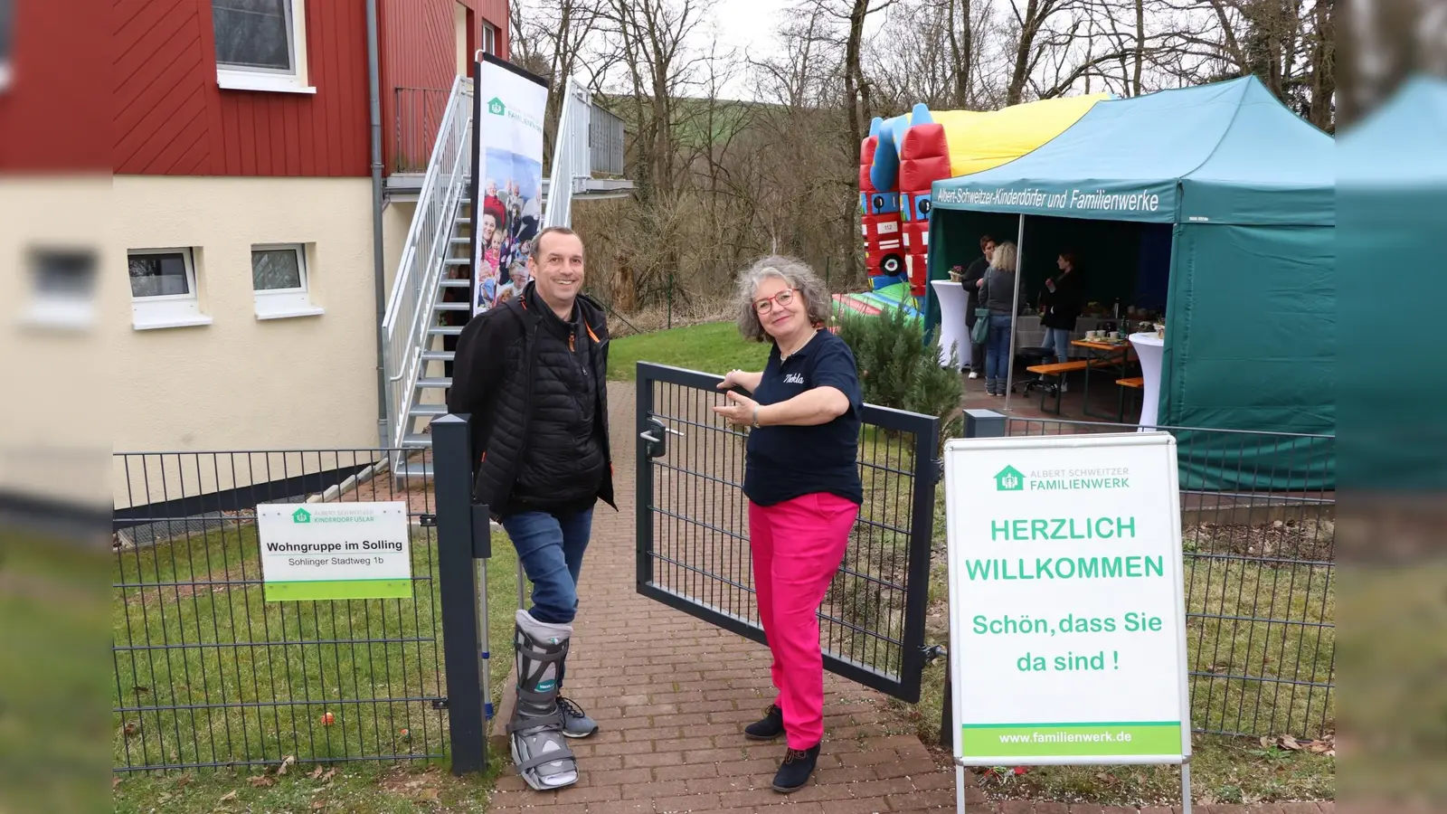 Kinderdorfleiter Michael Tietze und Bereichsleiterin Thekla Gudjons öffnen stolz die Türen der neuen Wohngruppe „Im Solling” (Foto: privat)