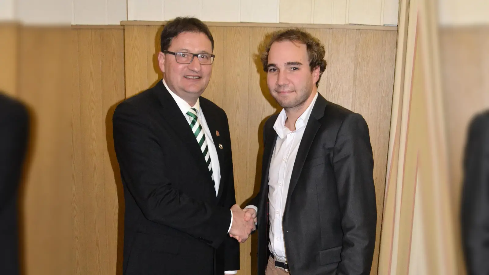 Generationenwechsel: Der scheidende Vorsitzende Torsten Rottkamp übergibt sein Amt an Christoph Suermann. (Foto: Foto: SV Dalhausen)