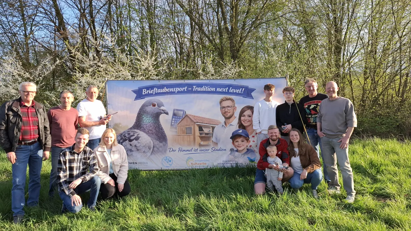 Zeigen, dass Taubensport Genrationen verbindet: Die Züchter der Anrainerorte um den Heiligenberg gemeinsam mit ihren Familien. (Foto: privat)