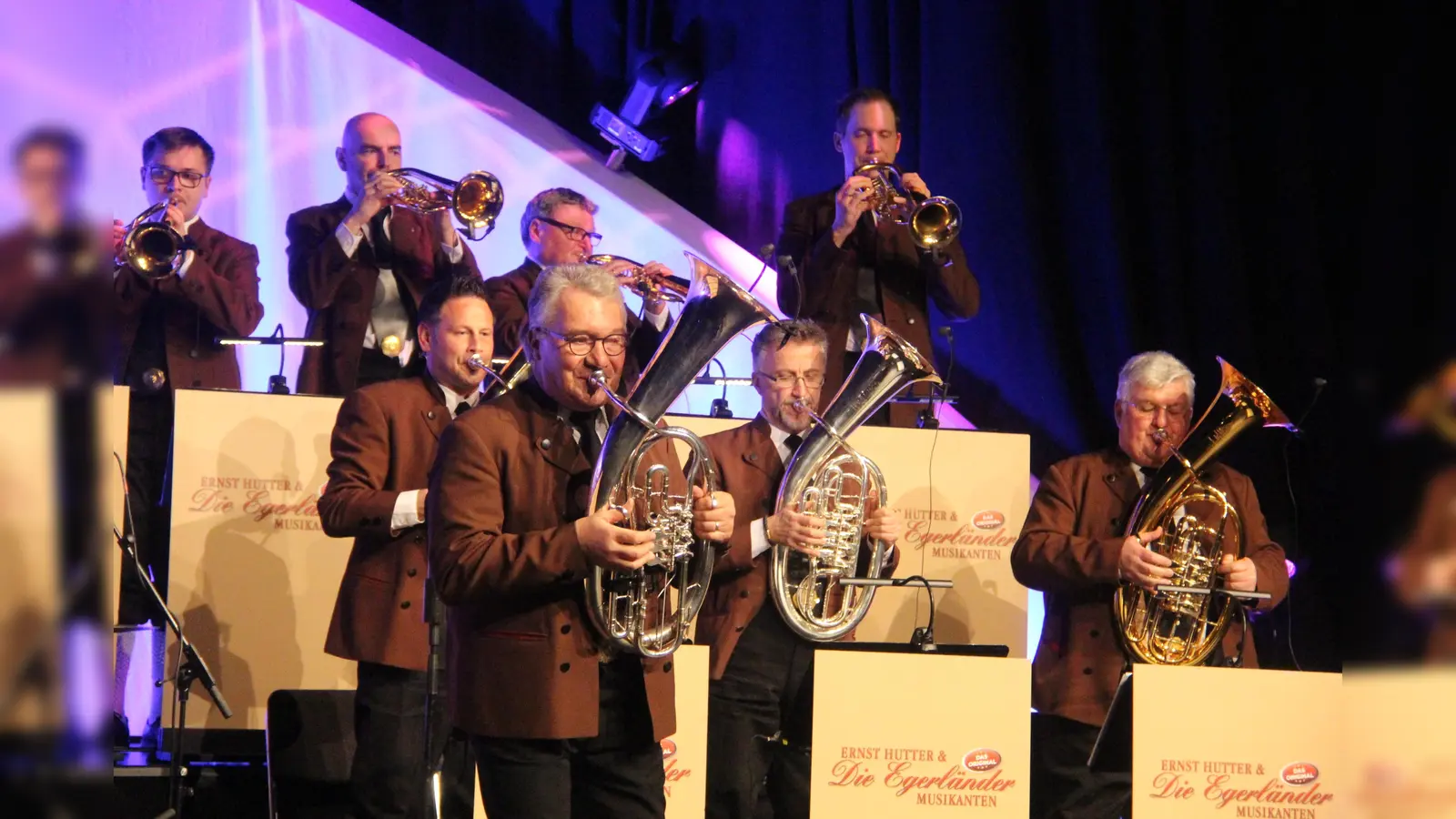 Tenorhornist und Orchesterleiter Ernst Hutter mit seinen Egerländern auf der Bühne der Beverunger Stadthalle. (Foto: Kulturgemeinschaft Beverungen)
