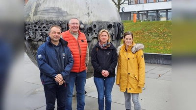 von links) Thomas Tonini (Berufsfeuerwehr Kassel), Kreisfeuerwehrarzt Peter Stahl (Landkreis Kassel), Nicole Dittrich (Lungenfachklinik Immenhausen) und Loana Reith (Kreiskliniken Kassel) möchten die gewonnen Erkenntnisse nutzen, um die örtlichen Alarmpläne zu optimieren.  (Foto: Landkreis Kassel)