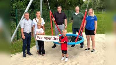 Werner Dürdoth, Jennifer Amthor-Rasche (Babybasar), Nicolas Aisch, Jörg Striewe (Schützenbruderschaft) und Pia Heise mit den Kindern Edda und Felix vor der neuen Nestschaukel. <br><br> (Foto: Barbara Siebrecht)