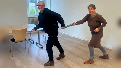 Antje Fellmann-Pust übernimmt mit dem symbolischen Staffelstab die Aufgaben als Bereichsleiterin der Tagesstätte Northeim (Tano) und die stellvertretende Einrichtungsleitung von Sonja Welskopf (Einrichtungsleitung). (Foto: privat)