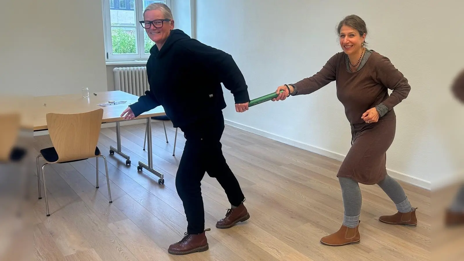 Antje Fellmann-Pust übernimmt mit dem symbolischen Staffelstab die Aufgaben als Bereichsleiterin der Tagesstätte Northeim (Tano) und die stellvertretende Einrichtungsleitung von Sonja Welskopf (Einrichtungsleitung). (Foto: privat)