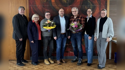 Sind zu einer kleinen Feierstunde im Kreishaus zusammengekommen (v.l.): Jörg Lücking, Teamleiter Jobcenter Holzminden, Marie-Luise Niegel, Leitung Jobcenter Holzminden, Dirk Schneider-Langheim, Landrat Schünemann, Thorsten Thielke, Dr. Doris Thieme-Thörel, Leitung des Gesundheitsamtes, und Sozialdezernentin Stefanie Ahlborn. (Foto: Landkreis Holzminden)